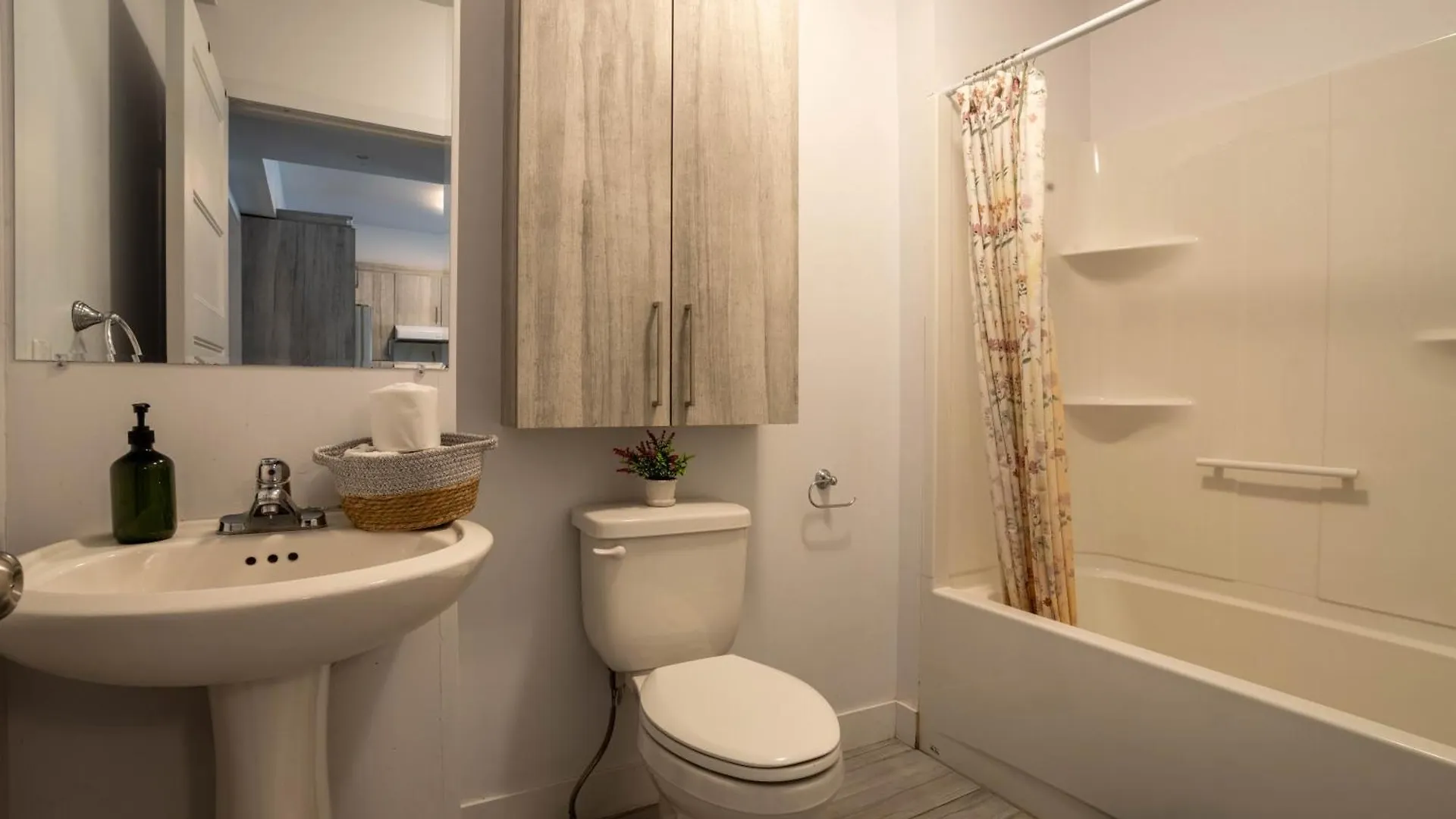 Modern 3Br In Griffintown Apartment Montreal Canada